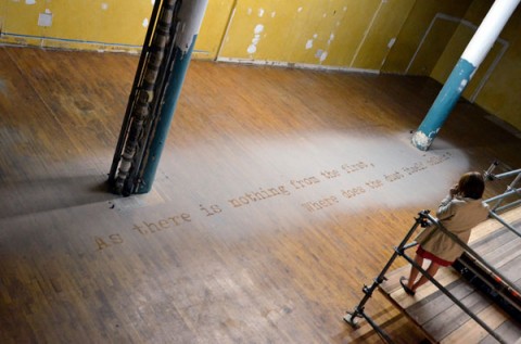XuBing Chi non ricorda la polvere dopo il crollo delle torri? Un artista cinese commemora l’11 settembre con un’installazione fatta di pulviscolo e poesia zen…