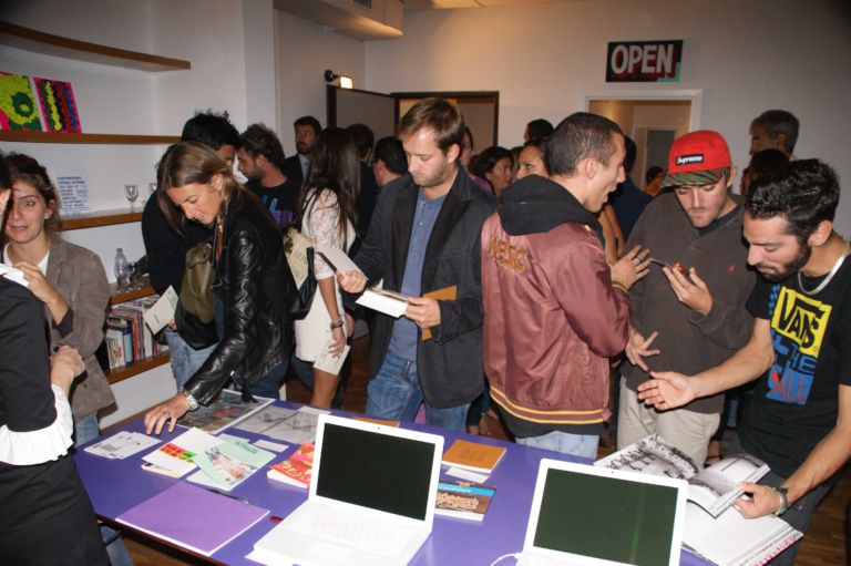 folla in galleria Il Greenwich Village? È in Via Lattanzio. Atmosfere da New York vintage per i nuovi spazi milanesi di Patricia Armocida, ecco le foto dell’opening