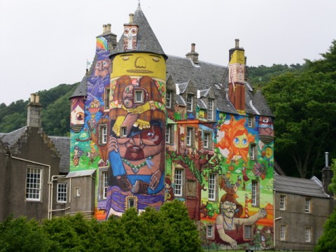 graffiti mural Ayrshire castle Art Digest: il conte della street art. Un problema di costo del denaro. 30 e lode in Lady Gaga