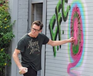Jim Carrey come Basquiat? L’attore americano còlto da un’improvvisa passione per i graffiti. Ma qualcuno glieli cancella…