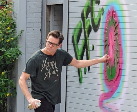 jim carrey graffiti Jim Carrey come Basquiat? L’attore americano còlto da un’improvvisa passione per i graffiti. Ma qualcuno glieli cancella…