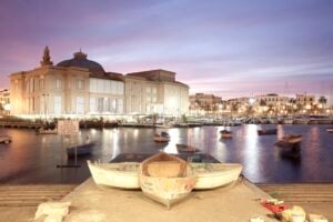 Water specific. In acqua o sui moli, è il porto vecchio di Bari la location delle installazioni del progetto Amarelarte