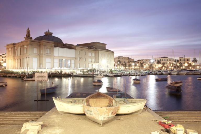la croce dei mari saverio todaro 2011 Water specific. In acqua o sui moli, è il porto vecchio di Bari la location delle installazioni del progetto Amarelarte