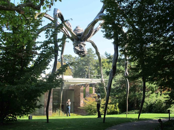 Louise Bourgeois - Maman - 1999 - veduta esterna della Fondazione Beyeler, Riehen 2011 - coll. The Easton Foundation - courtesy Hauser & Wirth e Cheim & Read