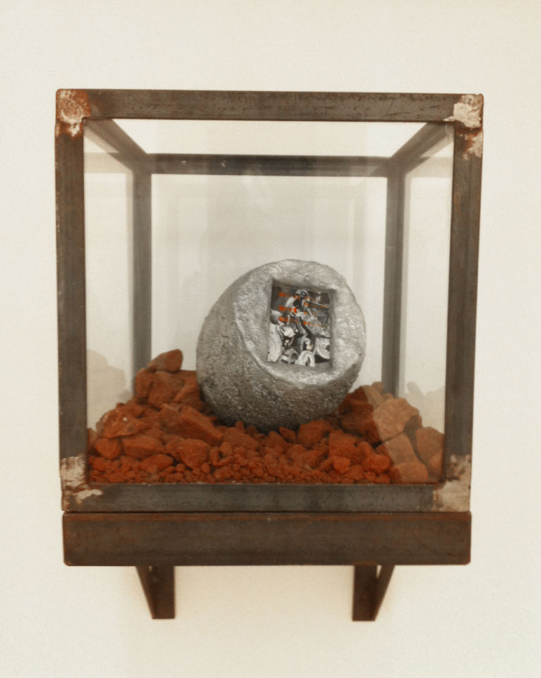 17Eruption future 1992 metallo vetro bauxite alluminio fotografia pittura 575x30x40 cm courtesy Galleria Continua San Gimignano Beijing Le Moulin photo Valentina Grandini Ricordando Chen Zen