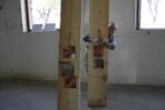 5 Lucio Pozzi e la sua opera Hands 2011 cm600x120x100ca 5foto digitali su alluminio cm20x202 assi di legno2chiodi 5 spaghi L’accessibilita’ dell’arte. In un mercato lungo il Mincio