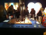 Base x scultura o tavolino da bar London Updates: cafoni al luxury party Christie's. L’allegra folla di collezionisti balla e brinda, con le sculture come tavolino