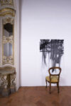 Benny Chirco Senza titolo 2011 vernice spray su tela 150x100 cm e sedia courtesy A Palazzo Gallery Brescia Installazioni come dipinti. A Brescia
