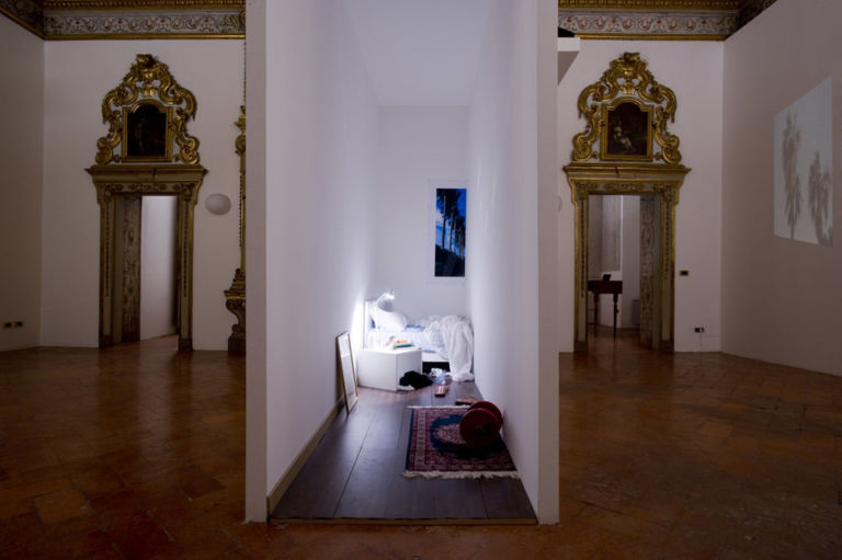 Benny Chirco veduta dellinstallazionecourtesy A Palazzo Gallery Brescia Installazioni come dipinti. A Brescia