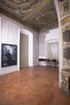 Benny Chircoveduta dellinstallazionecourtesy A Palazzo Gallery Brescia Installazioni come dipinti. A Brescia