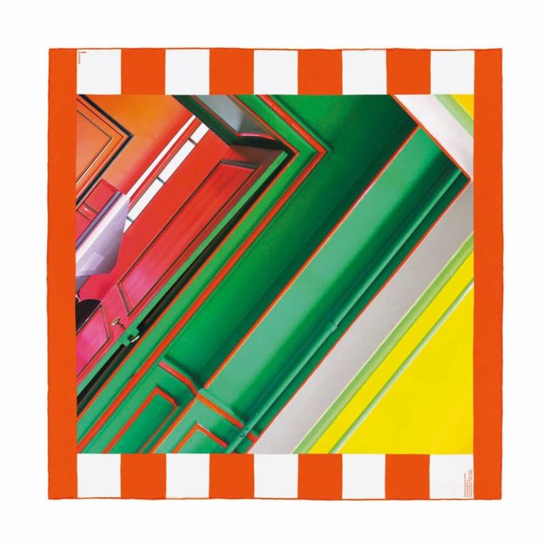 Buren 1 Con un Buren al collo. L’artista “stampa” 365 foulard pezzi unici in seta per Hermès, ora in mostra a Villa Panza a Varese