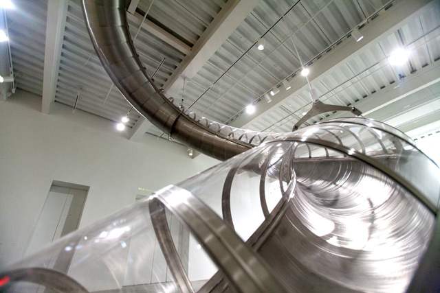 Uno scivolo al museo. Dopo la Tate di Londra, Carsten Höller porta il suo famoso serpentone al New Museum di New York. E c’è anche una piscina…