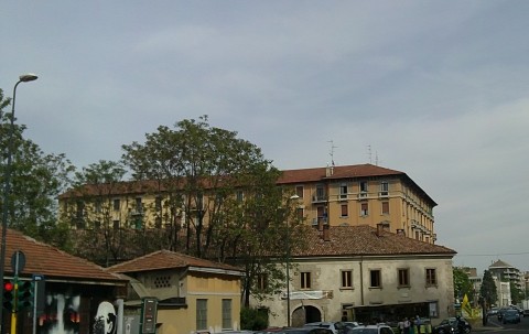 Cascina Cuccagna Insomma, bisognerà parlare dell’artista come lavoratore o no? A Milano lo fanno in cascina, con un gruppo di creativi-turnisti…
