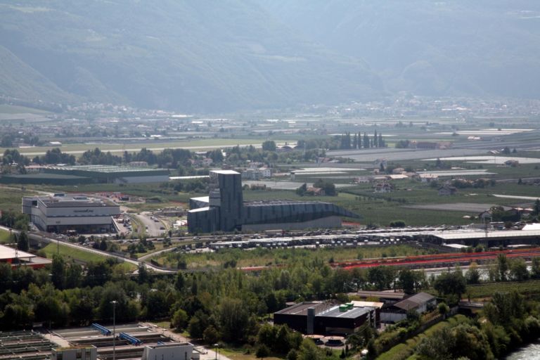 Cino Zucchi Headquarter Salewa Bolzano 1 Monumentale e dolomitico, sostenibile di nome e anche di fatto. È griffato Cino Zucchi il nuovo headquarter bolzanino di Salewa