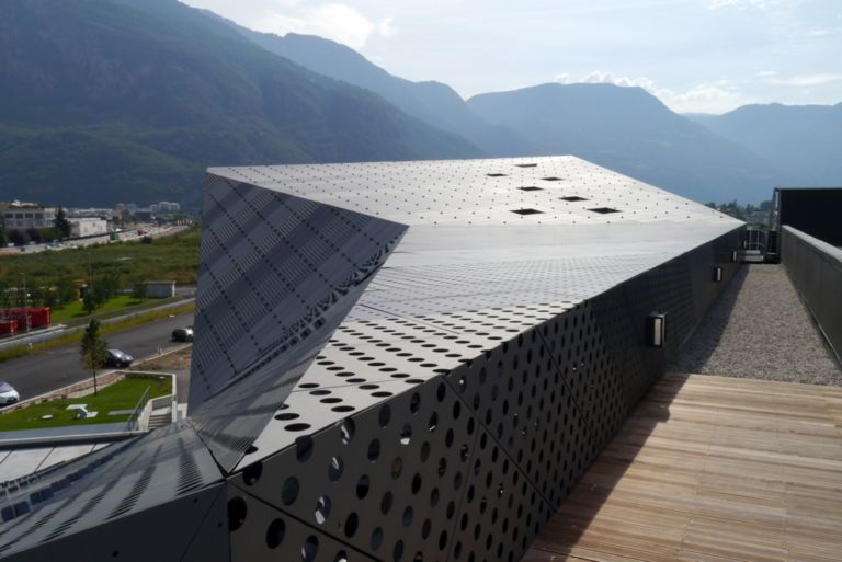 Cino Zucchi Headquarter Salewa Bolzano 11 Monumentale e dolomitico, sostenibile di nome e anche di fatto. È griffato Cino Zucchi il nuovo headquarter bolzanino di Salewa