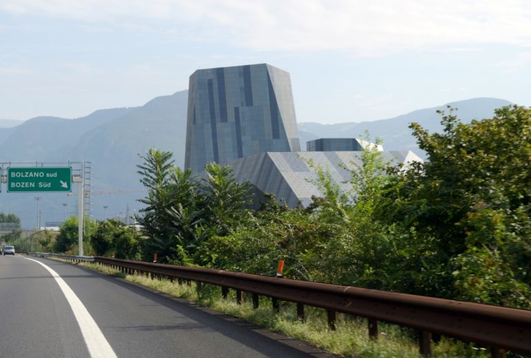 Cino Zucchi Headquarter Salewa Bolzano 2 Monumentale e dolomitico, sostenibile di nome e anche di fatto. È griffato Cino Zucchi il nuovo headquarter bolzanino di Salewa