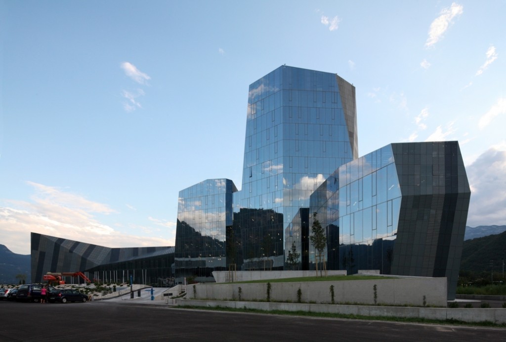 Monumentale e dolomitico, sostenibile di nome e anche di fatto. È griffato Cino Zucchi il nuovo headquarter bolzanino di Salewa