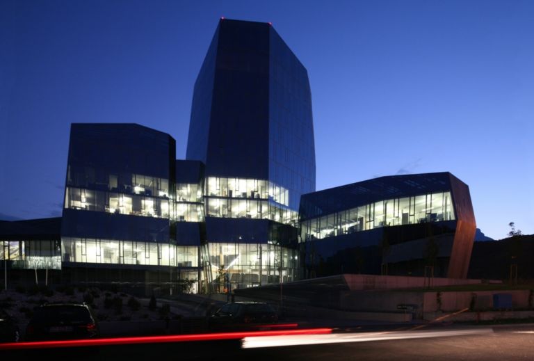 Cino Zucchi Headquarter Salewa Bolzano 6 Monumentale e dolomitico, sostenibile di nome e anche di fatto. È griffato Cino Zucchi il nuovo headquarter bolzanino di Salewa