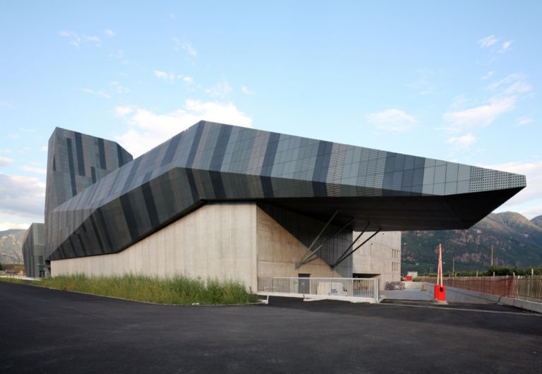 Cino Zucchi Headquarter Salewa Bolzano 8 Monumentale e dolomitico, sostenibile di nome e anche di fatto. È griffato Cino Zucchi il nuovo headquarter bolzanino di Salewa