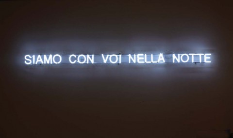 Claire Fontaine Siamo con voi nella notte 2011 neon Courtesy the artist and T293 Naples Rome Parola alla casta. Versione partenopea