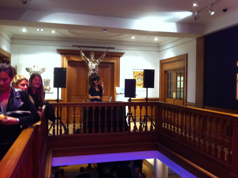 Dj set London Updates: cafoni al luxury party Christie's. L’allegra folla di collezionisti balla e brinda, con le sculture come tavolino
