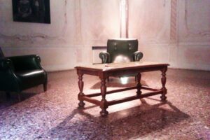 Verona Updates: a Palazzo Forti, ecco il foto-backstage della mostra-thriller D’est – La casa