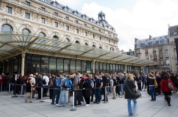 À la guerre, comme à la guerre. Altro che aprire musei. Ed anche Parigi si trovò a lottare con gli Occupy Musée d’Orsay