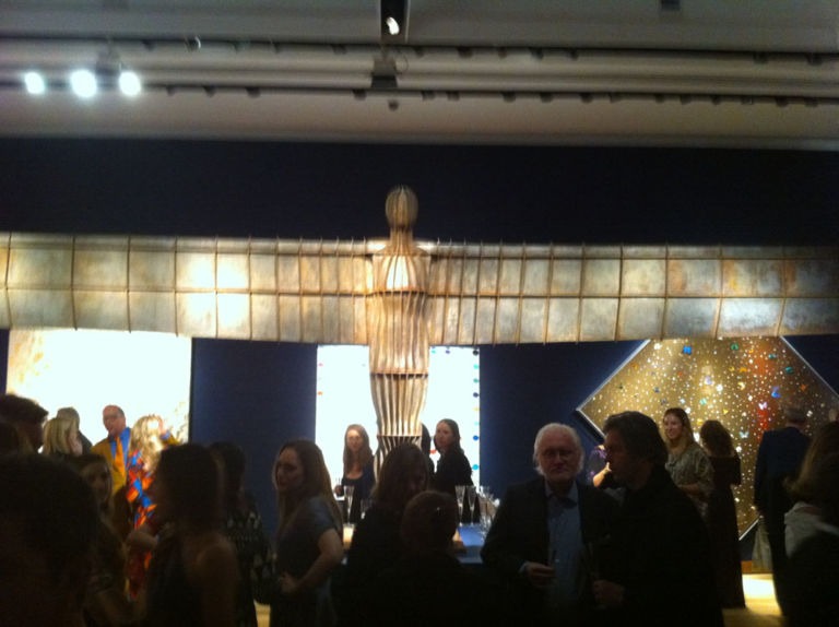 Folla da Christies London Updates: cafoni al luxury party Christie's. L’allegra folla di collezionisti balla e brinda, con le sculture come tavolino