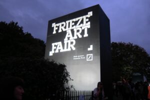 London Updates: si entra nel vivo, primo fototour dalla private view di Frieze, fra stand e Sculpture Park