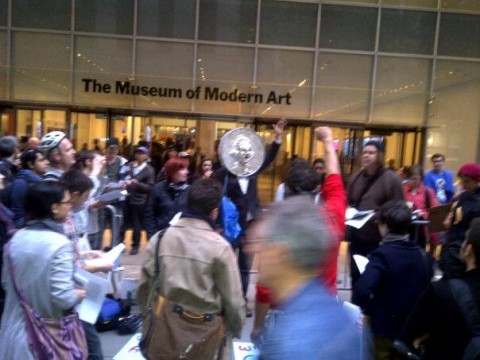 Gli artisti di Occupy Museums di fronte al MoMA di New York Foto di Jerry Saltz Art Digest: Occupy Museums entra al MoMA. Ricca e anche insolvente, Hong Kong. Hauser & Wirth verso Downtown