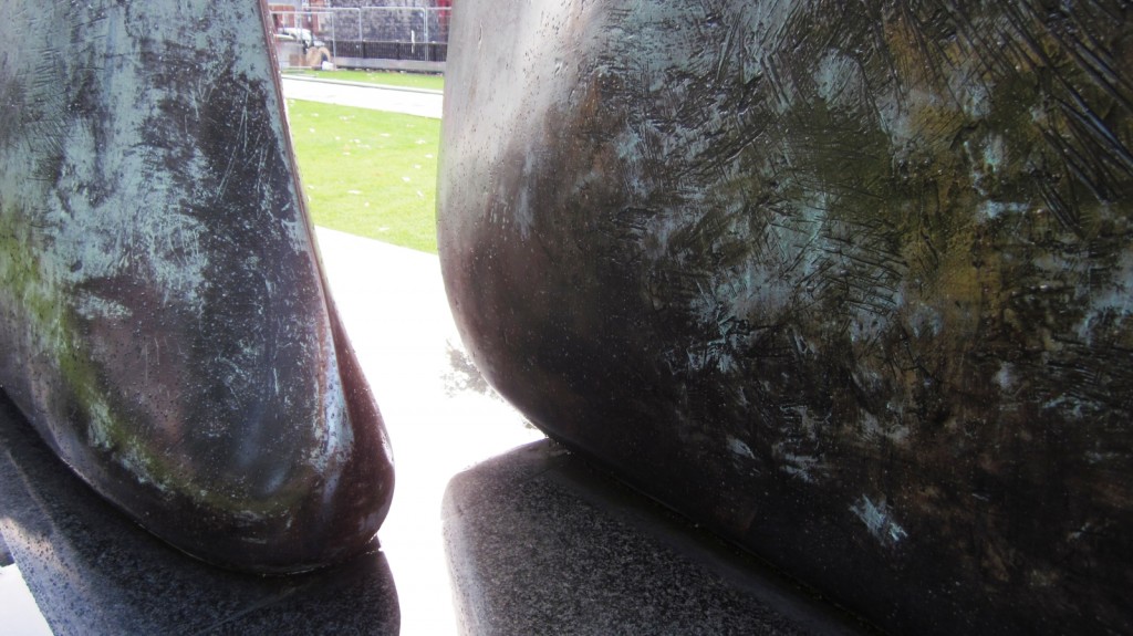 Quando Londra si mette a fare l’italiana. Mentre si litiga su competenze ed altre questioni burocratiche, a rimetterci è una storica scultura di Henry Moore