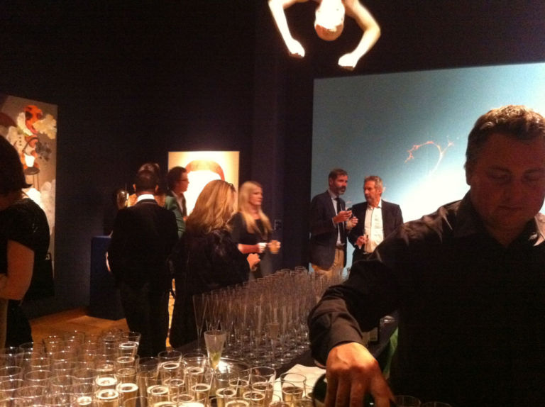 Il party di Christies London Updates: cafoni al luxury party Christie's. L’allegra folla di collezionisti balla e brinda, con le sculture come tavolino