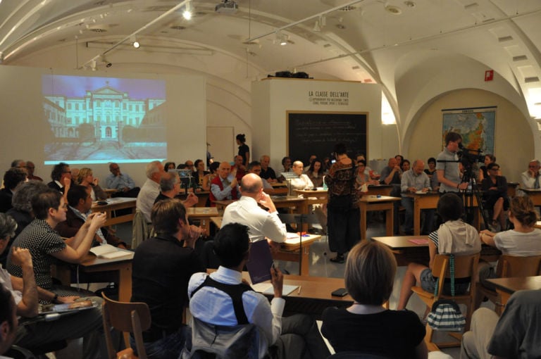 La classe dell’arte Centro Culturale Trevi Bolzano 3 Lo storico, lo scrittore, l’artista, lo studioso. Tutti intorno a un tavolo, per scoprire… che cos’è un’opera d’arte. Accade a Bolzano, nella Classe dell’Arte, mentre su Artribune Television c'è il primo video della serie