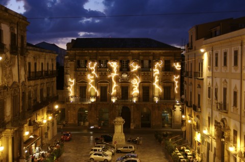 La facciata di Palazzo Riso reinventata dallinstallazione Proscenio di Francesco Simeti A Palermo il museo più ricco d’Italia?