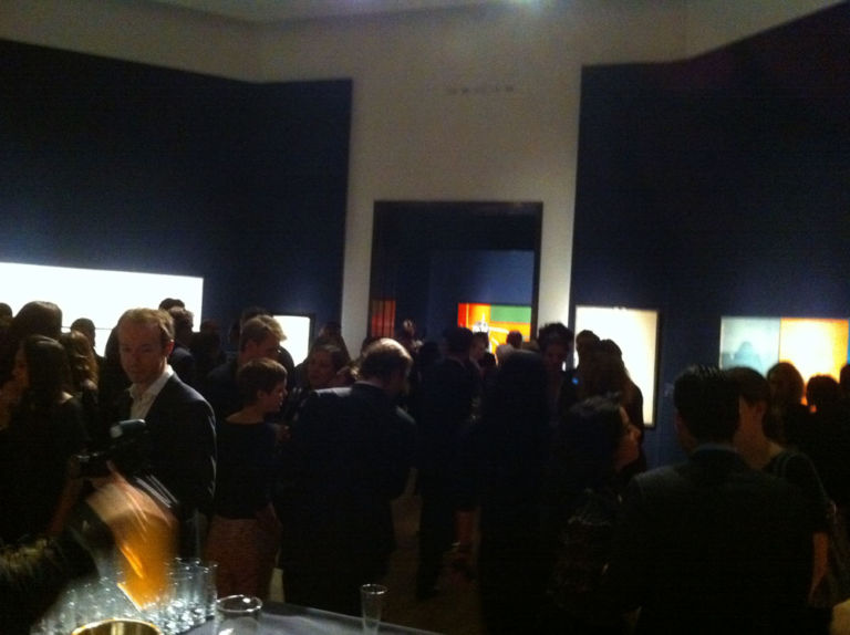 Le sale gremite London Updates: cafoni al luxury party Christie's. L’allegra folla di collezionisti balla e brinda, con le sculture come tavolino