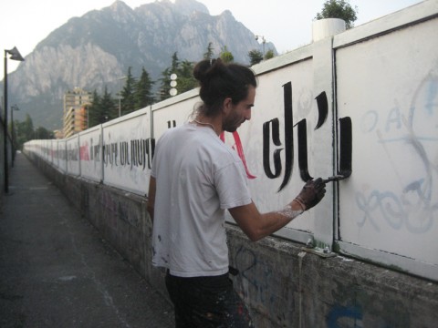 Lecco Street View Ivan il Poeta di strada 3 La Giornata del Contemporaneo? A Lecco dura quattro giornate, e inizia con il “verso più lungo del mondo”