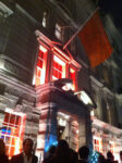 Lentrata di Christies London Updates: cafoni al luxury party Christie's. L’allegra folla di collezionisti balla e brinda, con le sculture come tavolino