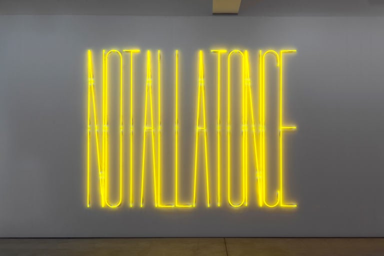 MN Install 005 Aggiornando la voce "artisti italiani oltreconfine": i neon di Maurizio Nannucci di scena a Salisburgo. Su Artribune un foto-report della mostra