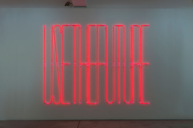 MN Install 007 Aggiornando la voce "artisti italiani oltreconfine": i neon di Maurizio Nannucci di scena a Salisburgo. Su Artribune un foto-report della mostra