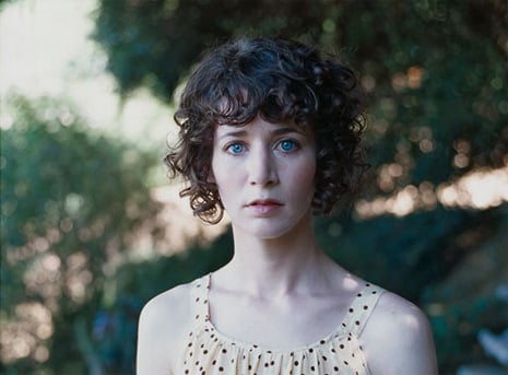 “Prima di fare l’artista, rubavo nei negozi”. Miranda July, dalle pagine del New Yorker, racconta il suo passato da taccheggiatrice…