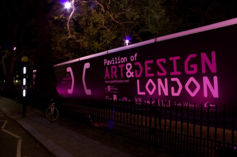 Pad London Updates: c’è anche il design, con il suo bravo tendone griffato. Mettete in carnet un giro a Berkeley Square, è lì il Pavilion of Art & Design