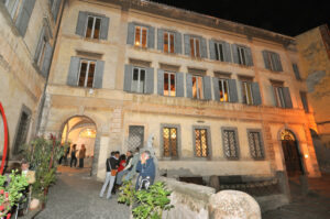 Plinio de Martiis e la sua cerchia, la storia rivive a palazzo Cozza Caposavi, a Bolsena. Festa grande all’inaugurazione della mostra, ecco la fotogallery di Artribune