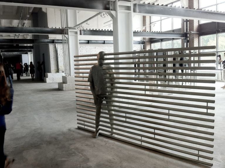 Paolo Grassino Semilibertà foto arterritory.com Obbiettivi puntati su Mosca: c’è la quarta edizione della Biennale, c’è una certa riscossa dell’Italia creativa. E ci sono le foto di Artribune…