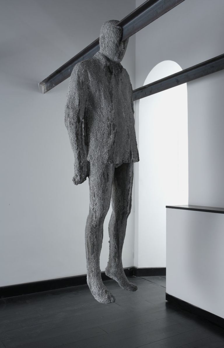 Paolo Grassino T. cemento e putrelle in ferro. Delloro Arte Contemporanea Roma 2011.2 T come tragedia
