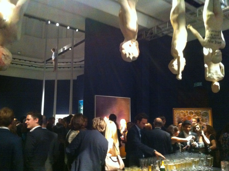 Party da Christies London Updates: cafoni al luxury party Christie's. L’allegra folla di collezionisti balla e brinda, con le sculture come tavolino
