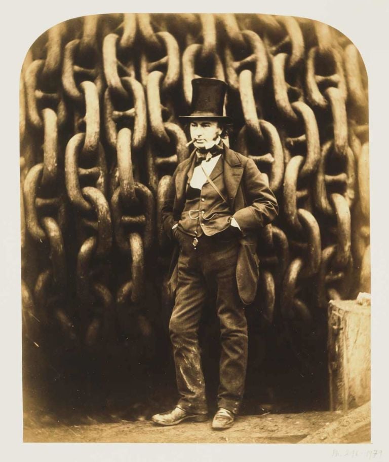 Robert Howlett 1830 58 Isambard Kingdom Brunel and the Launching Chains of The Great Eastern 1857 Nascita e sviluppo di un linguaggio. Il Victoria & Albert Museum inaugura una nuova esposizione permanente dedicata alla storia della fotografia. Dai dagherrotipi al 1960…