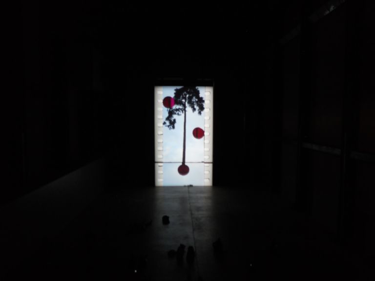 Tacita Dean – Film Turbine Hall Tate Modern 10 London Updates: cinematografo Tate. Ecco a voi le nostre foto del Film sui film di Tacita Dean alla Turbine Hall