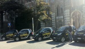 Pronto Polizia? C’è una fiera in divieto di sosta. Attacco di guerrilla marketing automobilistico di The Others al Castello di Rivoli