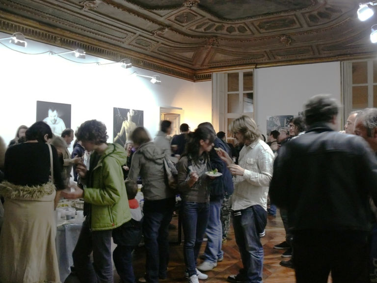 Torino Palazzo Bertalazone di San Fermo l’inaugurazione della mostra Artepronotav 5 Artepronotav. Ovvero una mostra a Torino mette di fronte artisti pro o contro la Tav. Ma all’inaugurazione però si pensa solo a magnà…