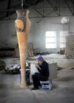 Ugo Marano a lavoro nel suo atelier Quando la ceramica si fa arte. Addio al grande Ugo Marano. E domani, su Artribune Television, un video in memoria del maestro campano